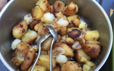 Pommes de terre et oignons nouveaux rissolés à couvert
